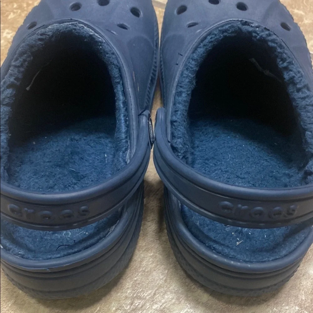 Crocs Kids Size 2 Sherpa Lined with Ventilation and Textured Grip Comfy Fall